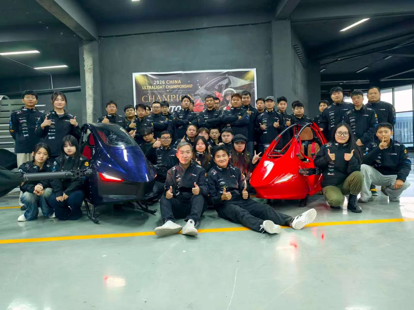 英武智能团队与赛车合影，2026 中国超轻型锦标赛冠军